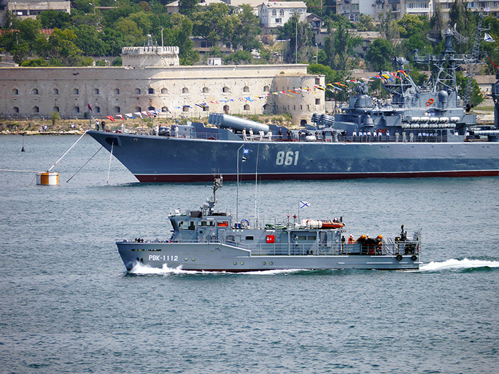 Катер "РВК-1112" на фоне СКР "Ладный" Черноморского флота
