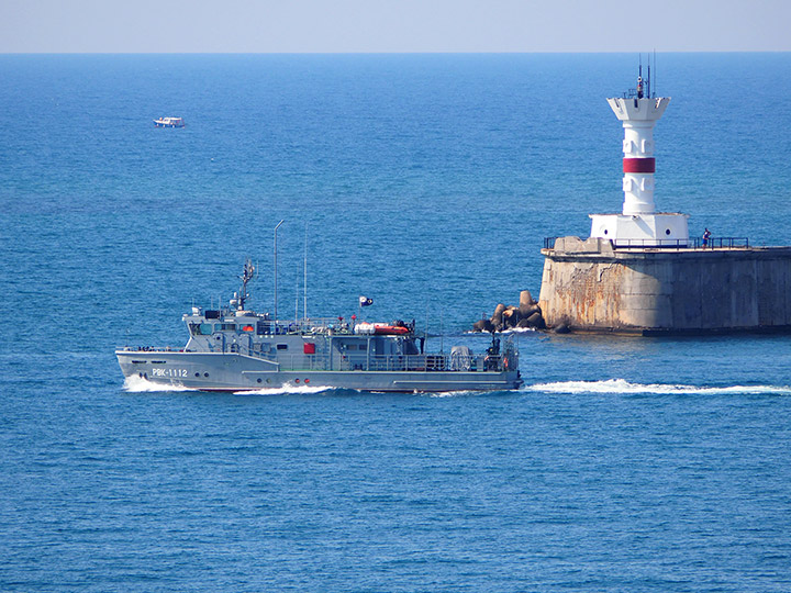 Рейдовый водолазный катер "РВК-1112" выходит из Севастопольской бухты