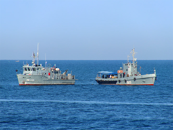 Рейдовый водолазный катер "РВК-1112" и водолазное морское судно "ВМ-125"