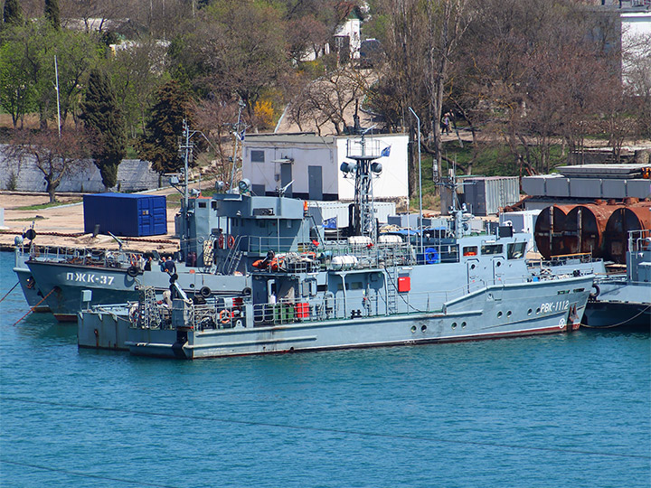 Рейдовый водолазный катер РВК-1112 Черноморского флота у причала