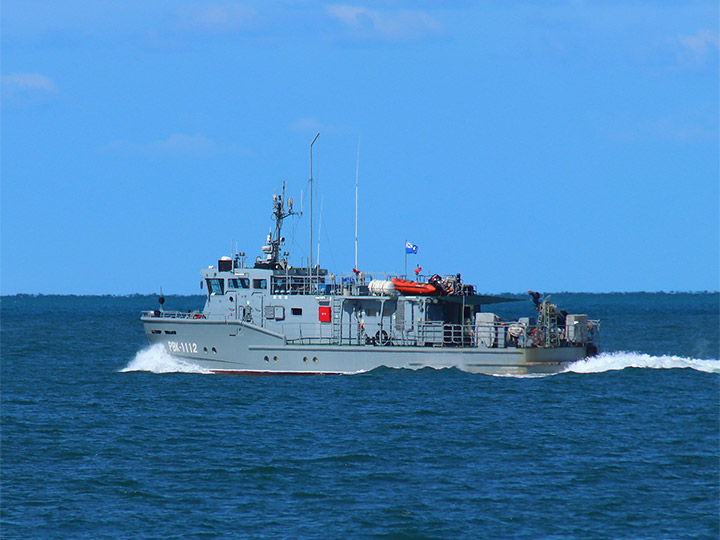 Рейдовый водолазный катер РВК-1112 Черноморского флота в море
