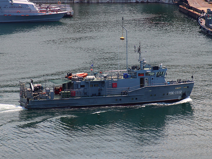 Рейдовый водолазный катер РВК-1112 Черноморского флота на ходу в бухте Севастополя