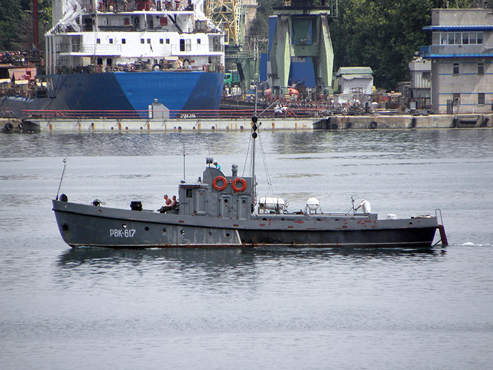 Рейдовый водолазный катер "РВК-617" в Севастопольской бухте