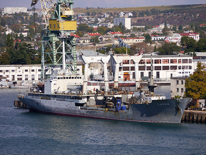 Спасательное судно "Саяны" по выходу из дока Севморзавода