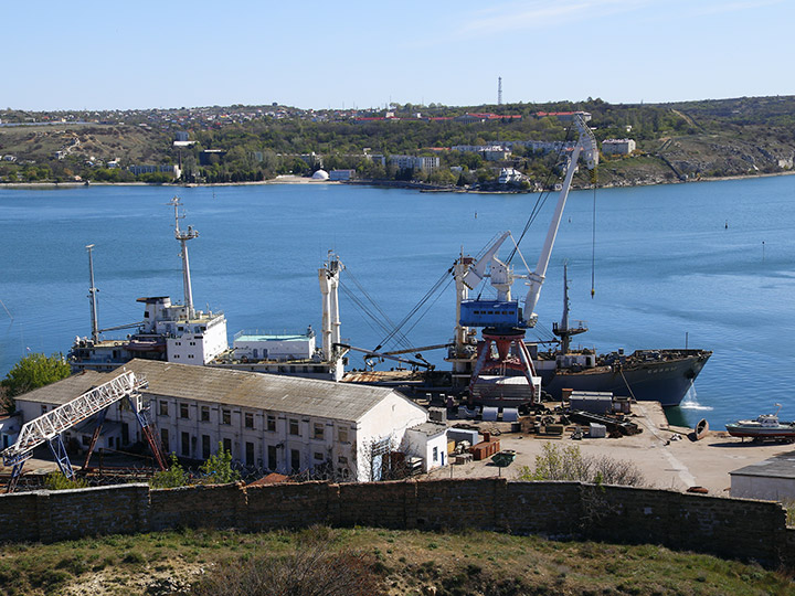 Спасательное судно "Саяны" у причала судоремонтного завода, Севастополь