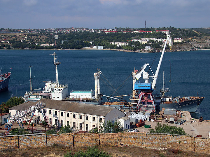 Спасательное судно "Саяны" у причала судоремонтного завода, Севастополь
