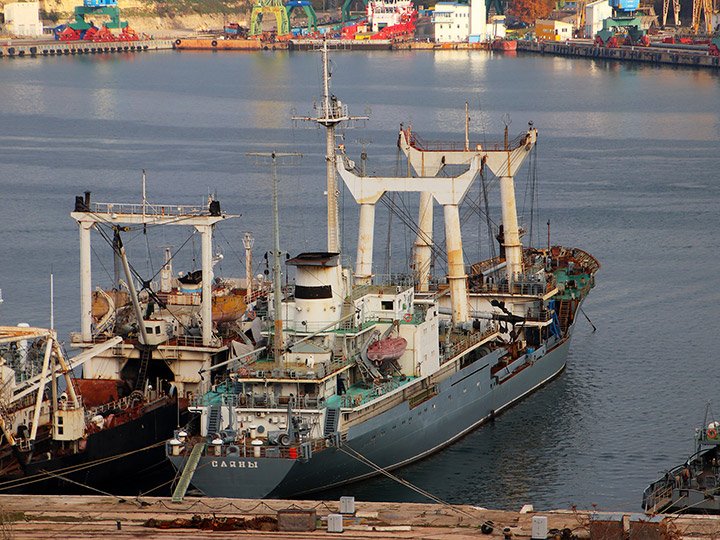 Спасательное судно "Саяны" у причала в Севастополе