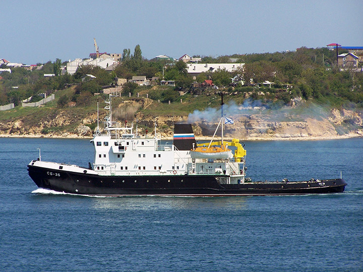 Спасательный буксир "СБ-36" на ходу в Севастопольской бухте