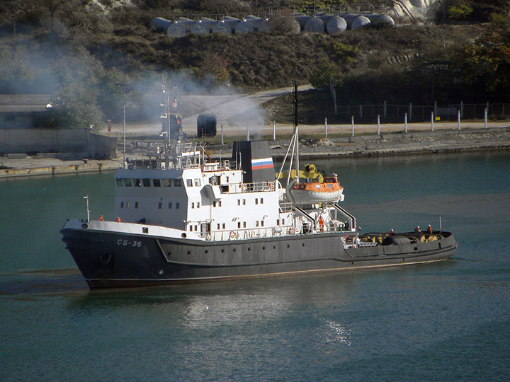 Спасательный буксир "СБ-36" в Севастопольской бухте