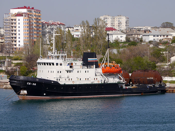 Спасательный буксир "СБ-36" в Стрелецкой бухте Севастополя