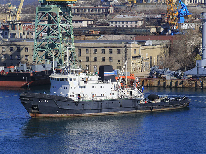 Спасательный буксир "СБ-36" в Южной бухте Севастополя