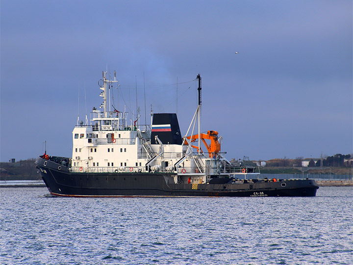Спасательный буксир "СБ-36" выходит в море