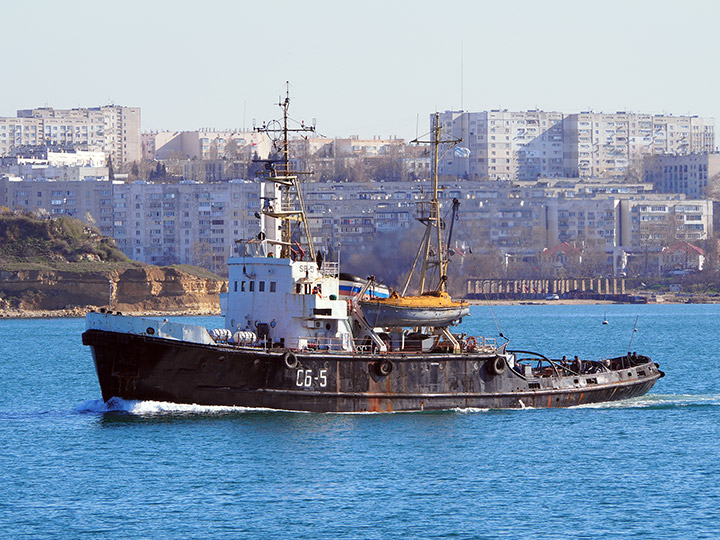 Спасательный буксир "СБ-5" в Севастопольской бухте