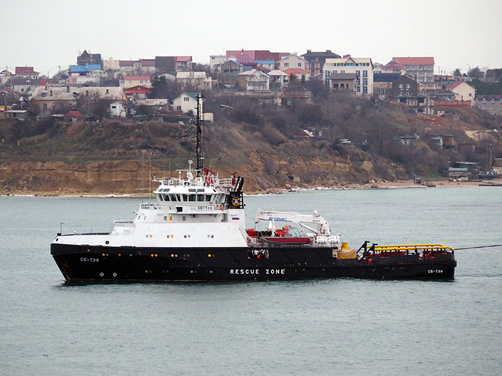 Спасательный буксир "СБ-739" в Севастопольской бухте