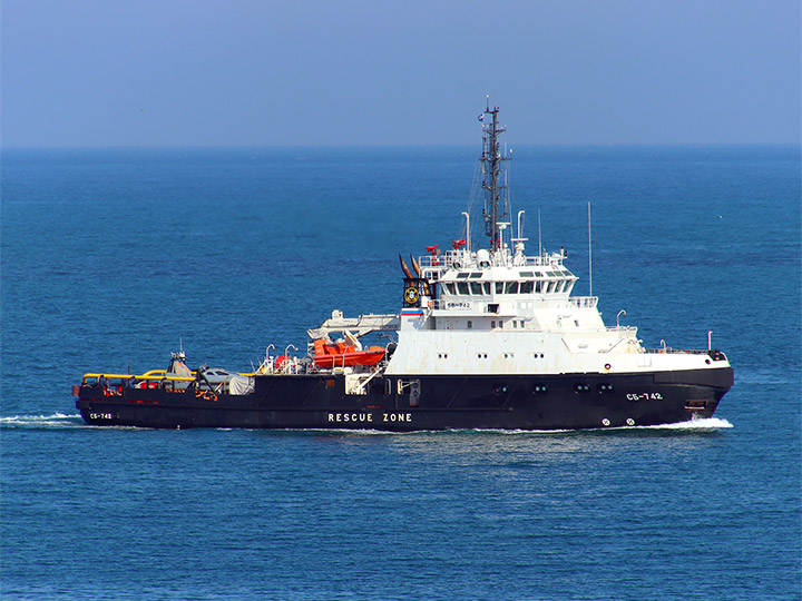 Спасательный буксир СБ-742 Черноморского флота в море