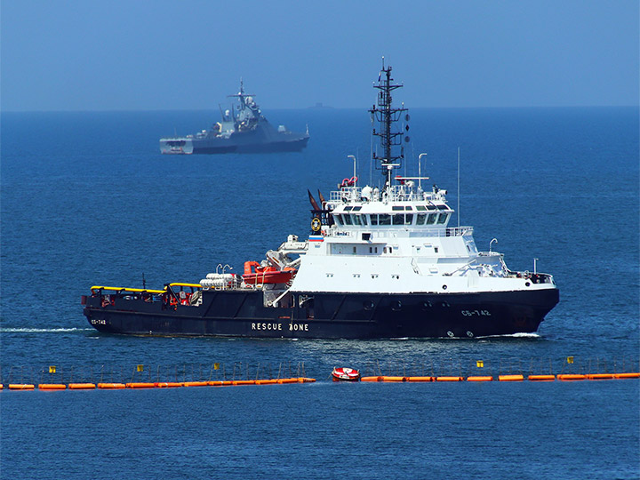 Спасательное буксирное судно СБ-742 ЧФ РФ на подходе к Севастополю