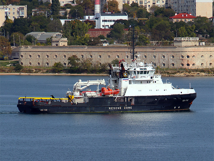 Спасательное буксирное судно СБ-742 в Севастопольской бухте