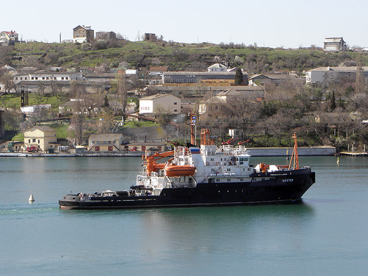 Спасательное буксирное судно "Шахтер" в Севастопольской бухте