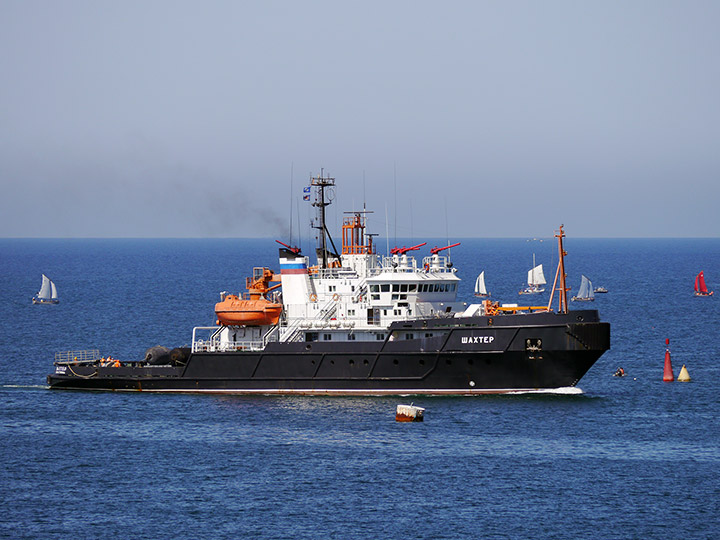 Спасательный буксир "Шахтер" заходит в Севастопольскую бухту