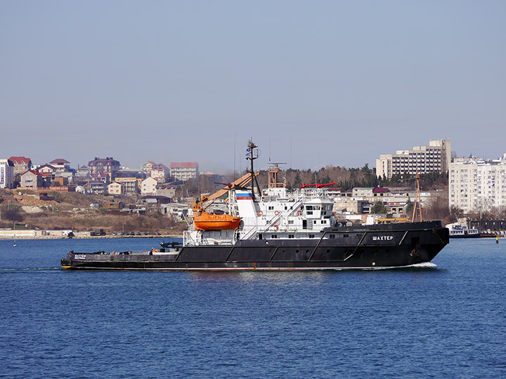 оСпасательный буксир "Шахтер" в Севастопольской бухте