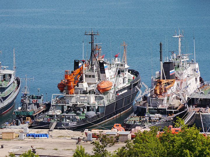 Спасательный буксир "Шахтер" у причала в Севастопольской бухте