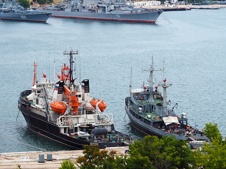 Спасательный буксир "Шахтер" и противопожарное судно ПЖС-123 у причала в Севастопольской бухте
