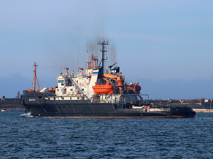 Спасательный буксир "Шахтер" выходит из Севастопольской бухты