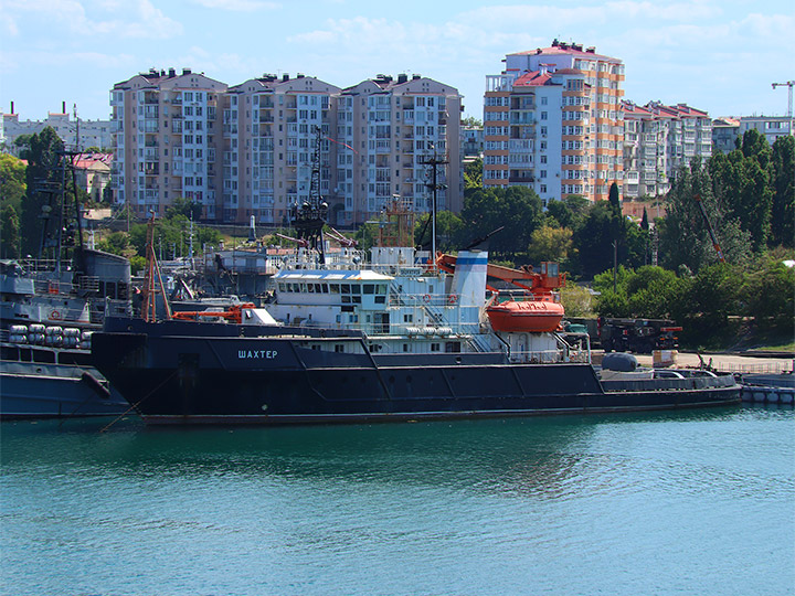 Спасательное буксирное судно "Шахтер" ЧФ Росиии у причала в Севастополе
