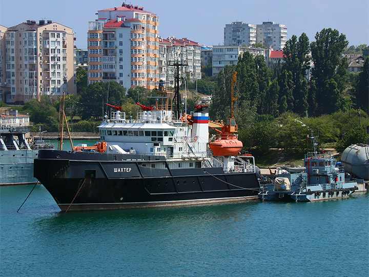 Спасательное буксирное судно "Шахтер" ЧФ Росии у причала в Севастополе