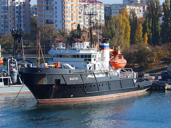 Спасательное буксирное судно "Шахтер" ЧФ РФ у причала в Севастополе