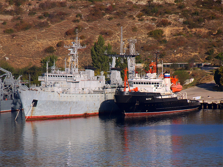 Корабль управления "Славутич" и спасательное буксирное судно "Шахтер" Черноморского флота
