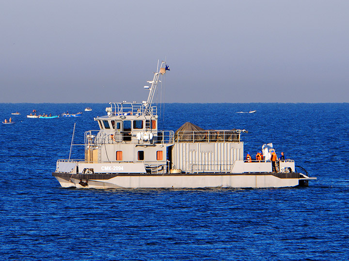 Спасательный многофункциональный катер "СМК-2094" в море