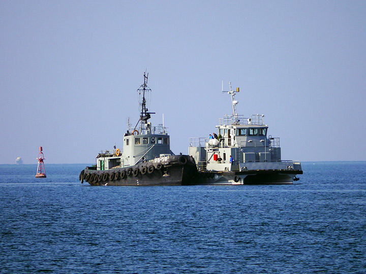 Спасательный многофункциональный катер "СМК-2169" заводят в Севастопольскую бухту