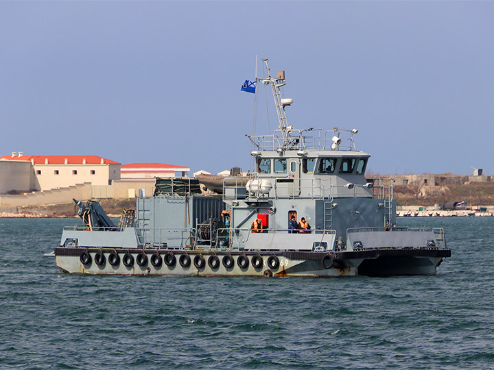 Спасательный многофункциональный катер СМК-2169 ЧФ РФ на ходу в Севастопольской бухте