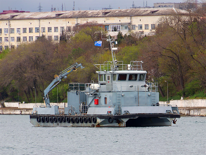 Спасательный многофункциональный катер СМК-2169 за работой в Севастопольской бухте