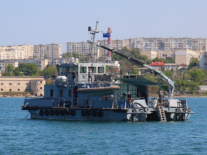 Спуск бортового катера со спасательного многофункционального катера СМК-2169 в Севастопольской бухте
