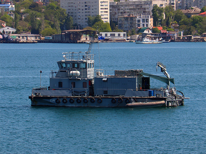 Спасательный многофункциональный катер СМК-2169 на якоре в Севастопольской бухте