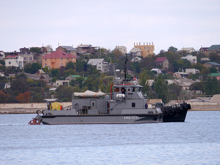 Спасательный многофункциональный катер "СМК-2171" заводят в Севастопольскую бухту