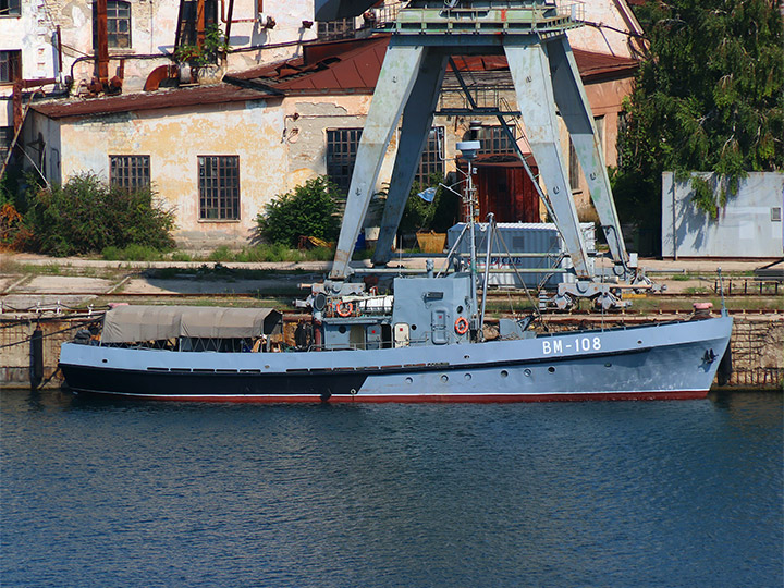 Водолазное морское судно ВМ-108 ЧФ РФ у причальной стенки