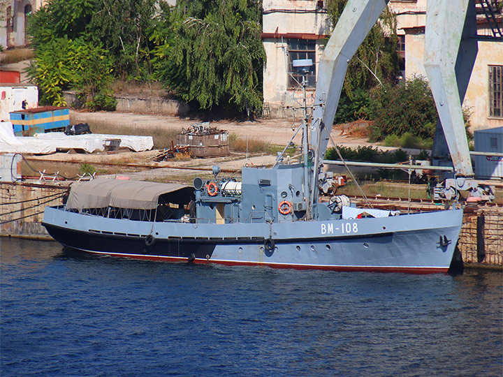 Водолазное морское судно ВМ-108 ЧФ РФ проекта 522 в Севастополе