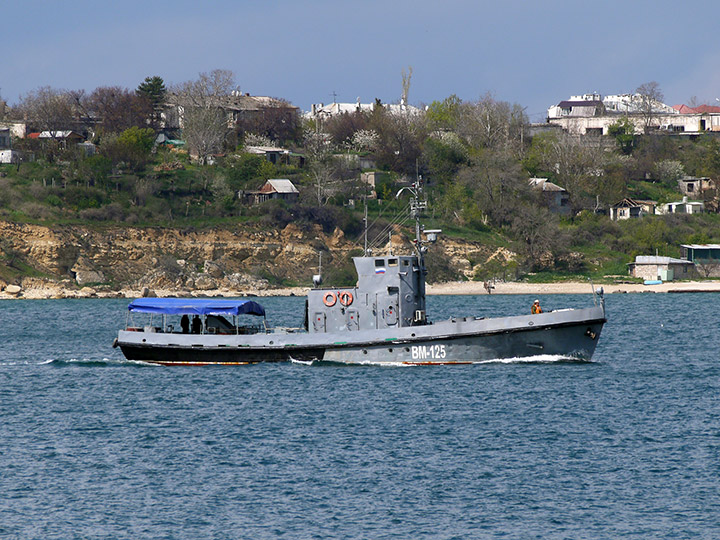 Водолазное морское судно "ВМ-125" проходит по Севастопольской бухте