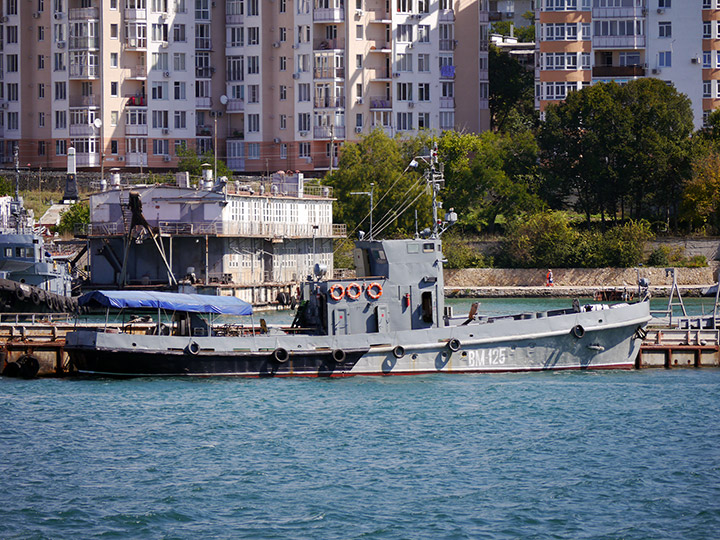 Водолазное морское судно "ВМ-125" у причала в Стрелецкой бухте Севастополя
