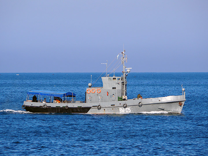 Водолазное морское судно "ВМ-125" на ходу