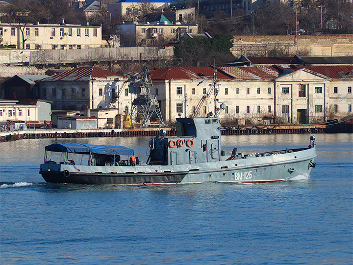 Водолазное морское судно "ВМ-125" в Южной бухте Севастополя