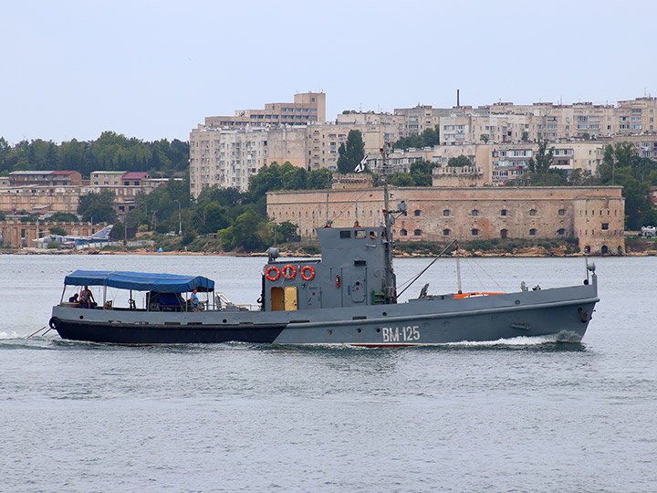 Водолазное морское судно ВМ-125 на фоне Михайловской батареи в Севастополе