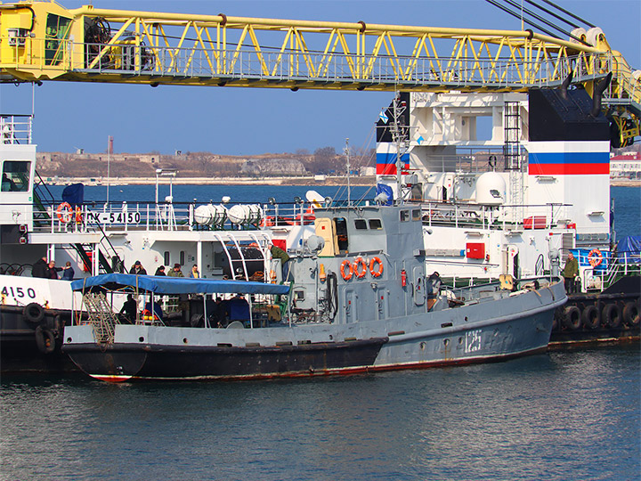 Водолазное морское судно ВМ-125 в Севастопольской бухте