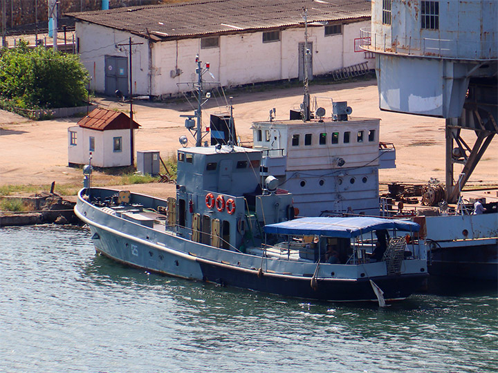 Водолазное морское судно ВМ-125 на ходу в Севастопольской бухте
