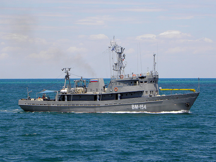 Водолазное морское судно "ВМ-154" ЧФ РФ на переходе морем