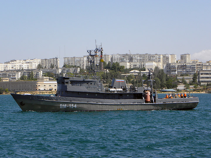 Водолазное морское судно "ВМ-154" в Севастопольской бухте