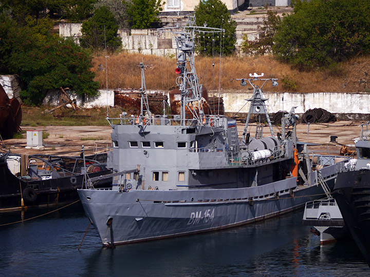 Водолазное морское судно "ВМ-154" у причала Стрелецкой бухте Севастополя